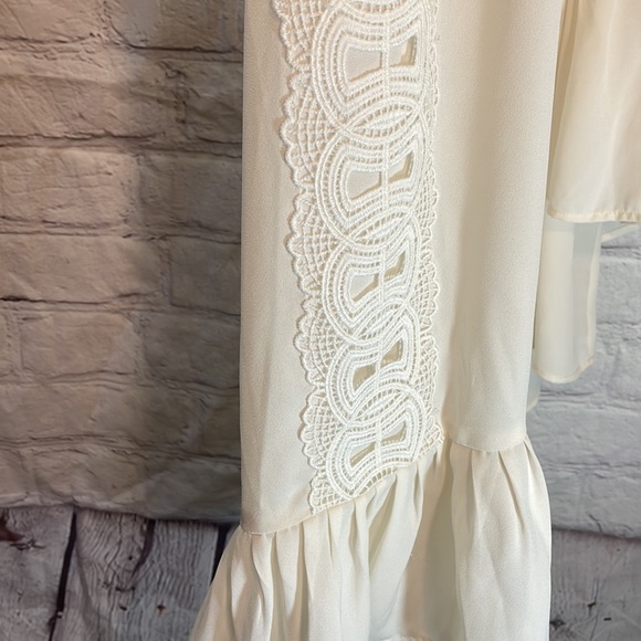 Banana Republic cream bell sleeve gorgeous blouse with amazing lace design XL - Picture 7 of 9
